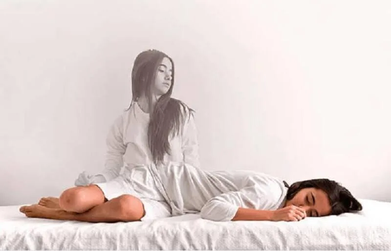 Tự nhủ “đây là bóng đè, không nguy hiểm” giúp não giảm báo động và bớt sợ hãi.