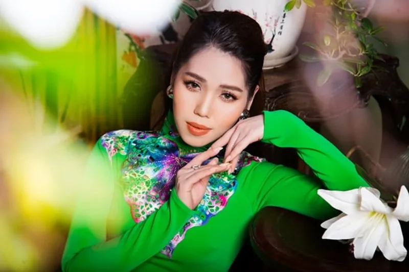 tieu su ca si lan vy